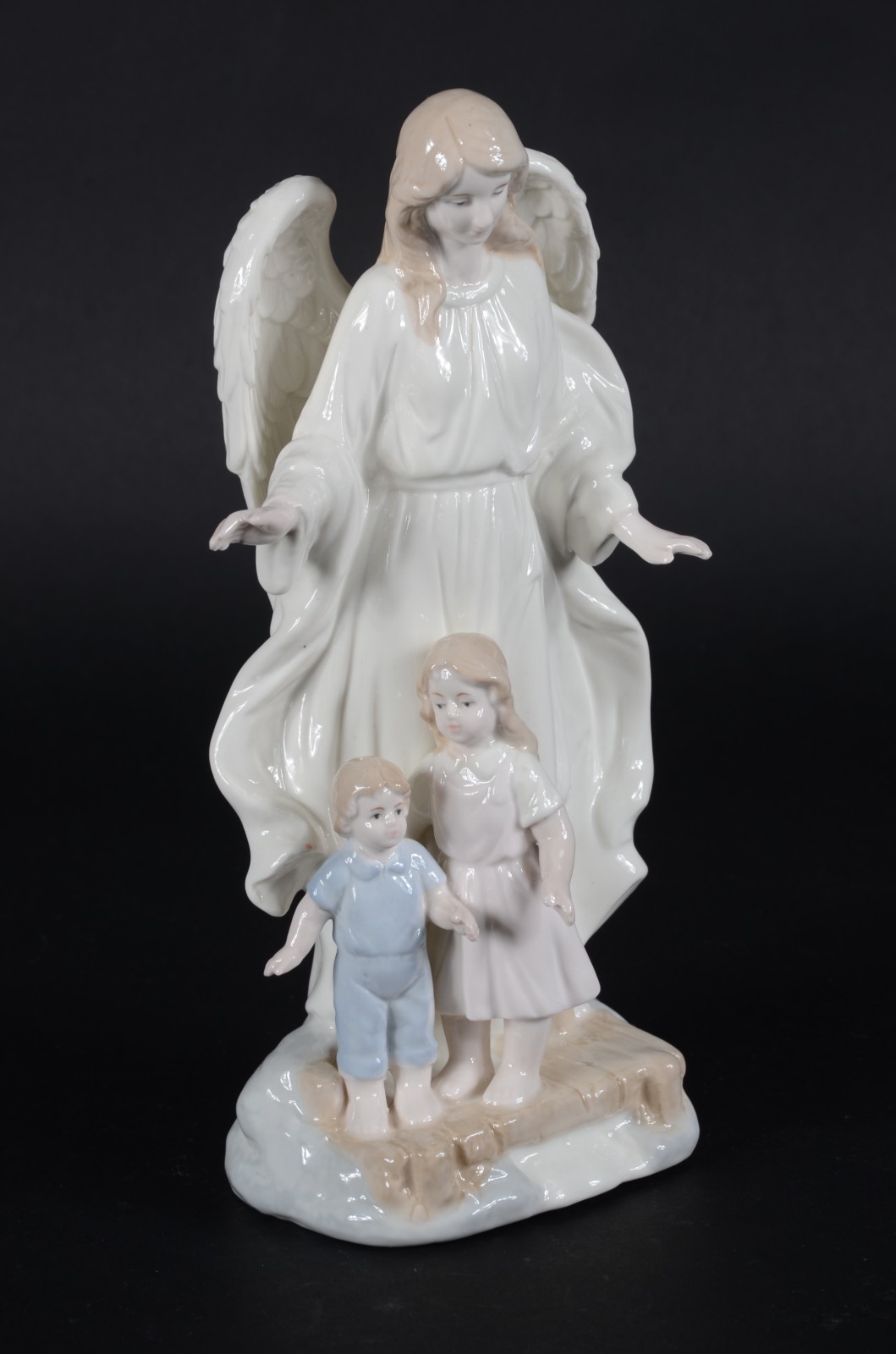 Escultura de porcelana policromada representando anjo da guarda com... - foto 3 de 8