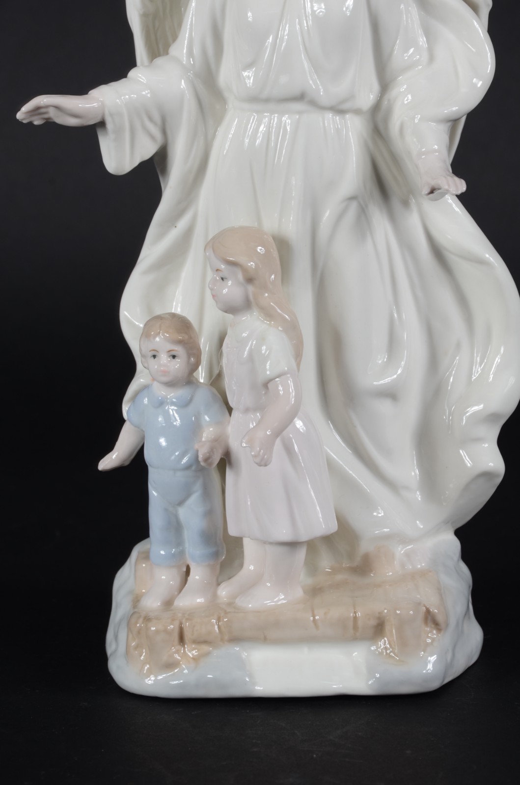Escultura de porcelana policromada representando anjo da guarda com... - foto 4 de 8