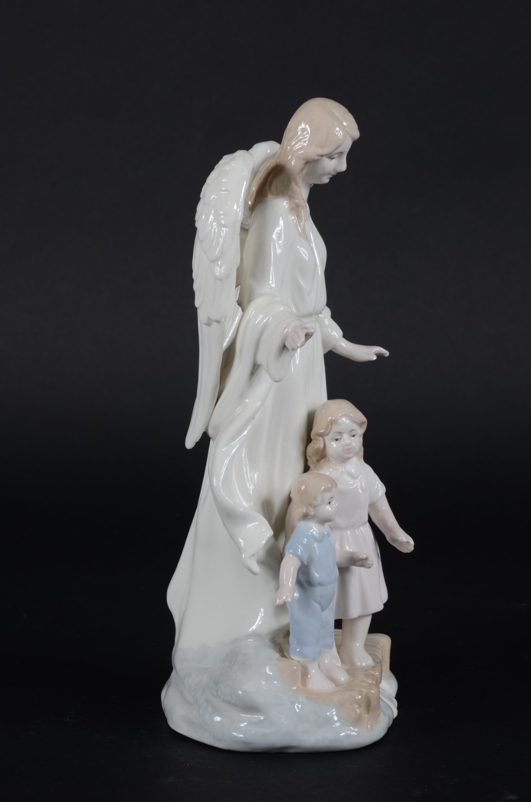 Escultura de porcelana policromada representando anjo da guarda com... - foto 5 de 8