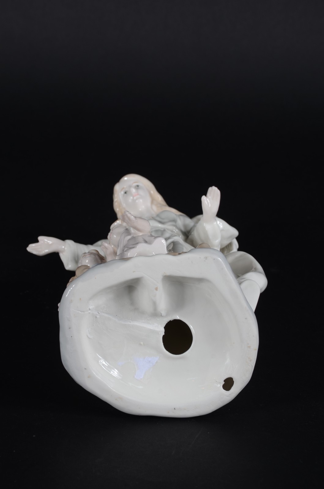 Escultura de porcelana policromada representando anjo da guarda com... - foto 6 de 8