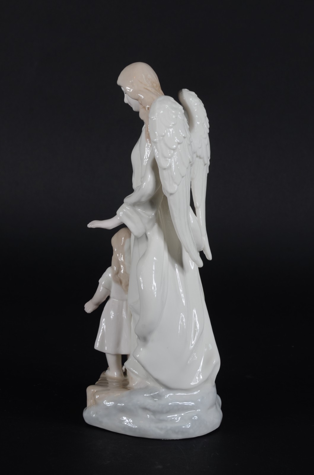Escultura de porcelana policromada representando anjo da guarda com... - foto 7 de 8