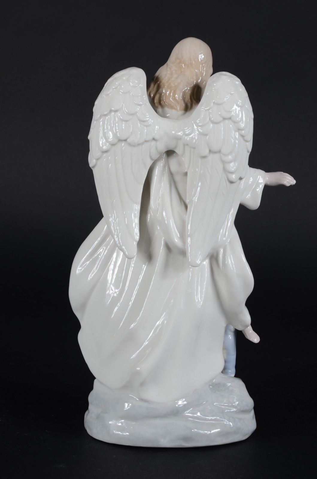 Escultura de porcelana policromada representando anjo da guarda com... - foto 8 de 8