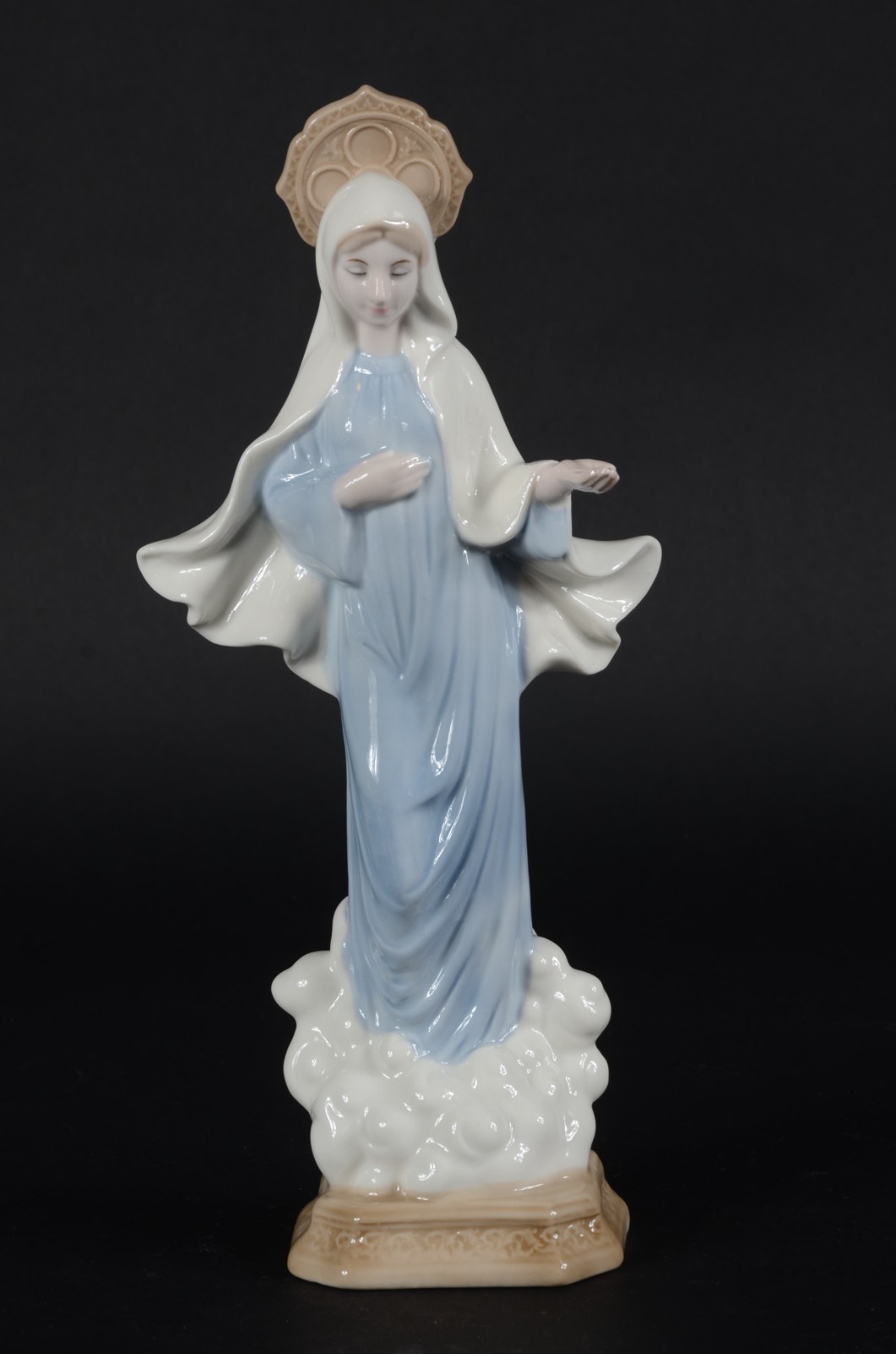 Escultura de porcelana policromada representando Nossa Senhora das... - foto 2 de 7