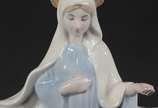 Escultura de porcelana policromada representand... - Escultura de porcelana policromada representando Nossa Senhora das Graças.