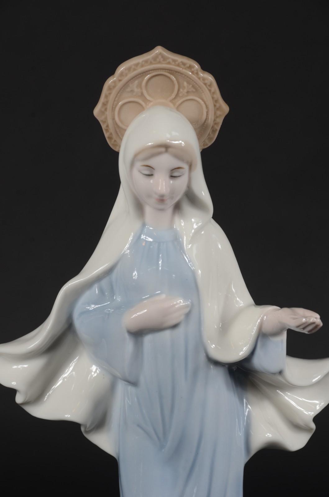 Escultura de porcelana policromada representando Nossa Senhora das... - foto 3 de 7