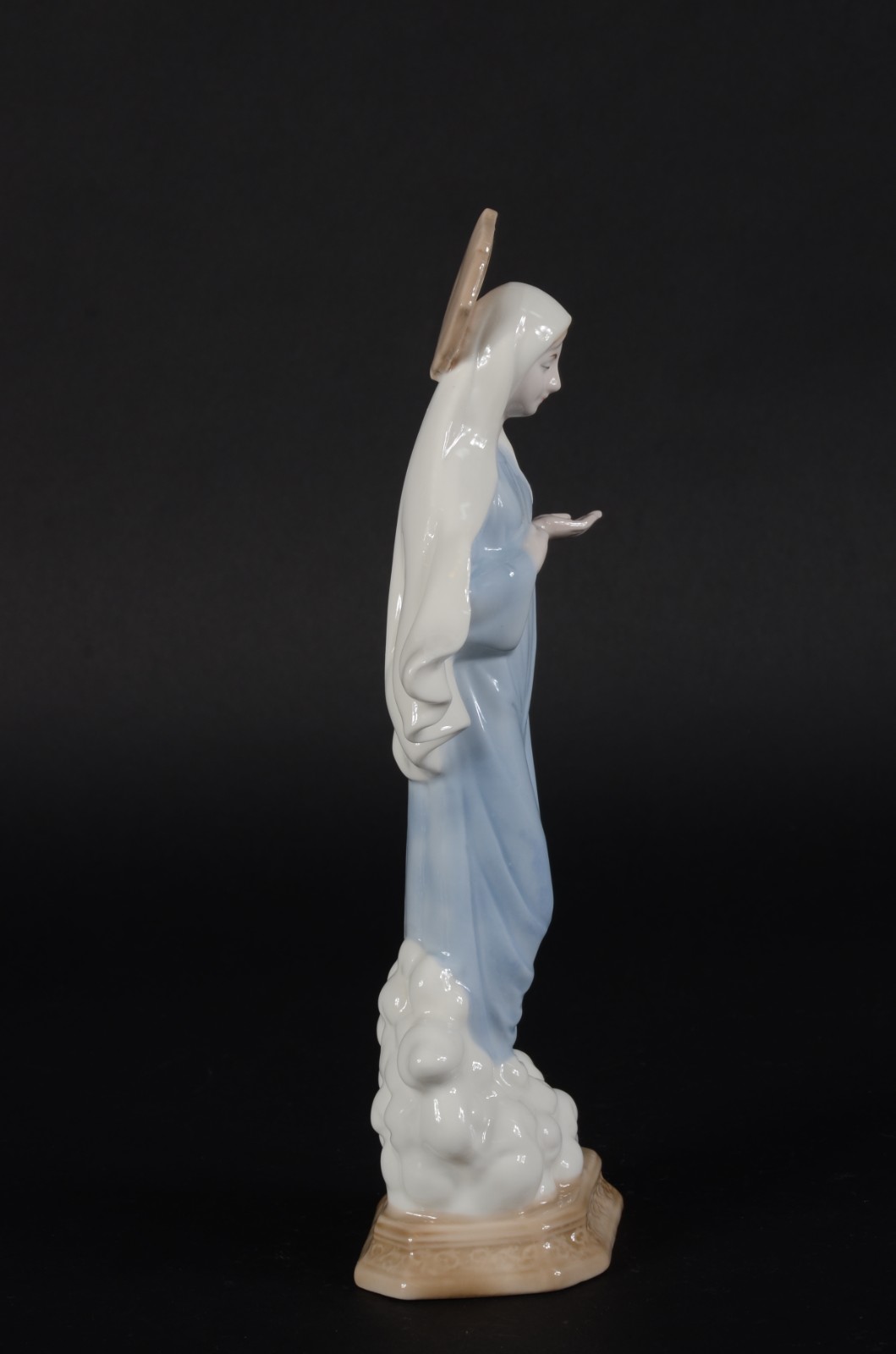 Escultura de porcelana policromada representando Nossa Senhora das... - foto 4 de 7