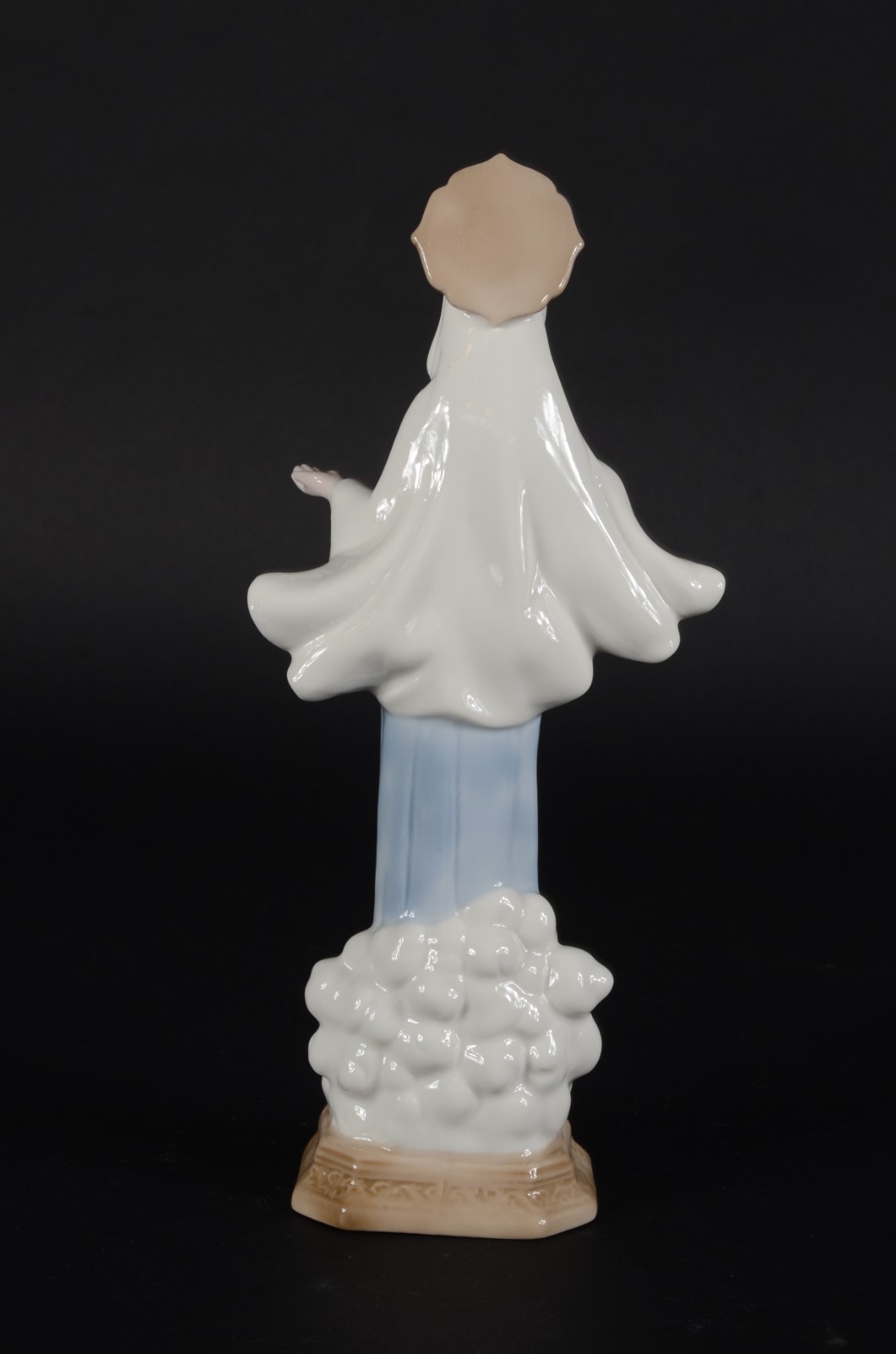 Escultura de porcelana policromada representando Nossa Senhora das... - foto 5 de 7