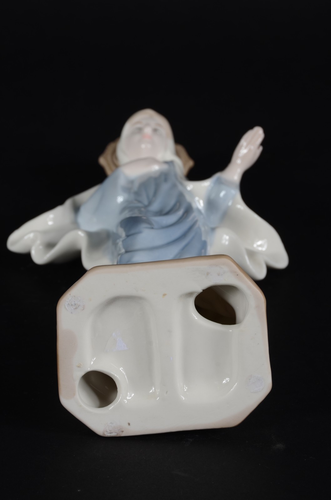 Escultura de porcelana policromada representando Nossa Senhora das... - foto 6 de 7
