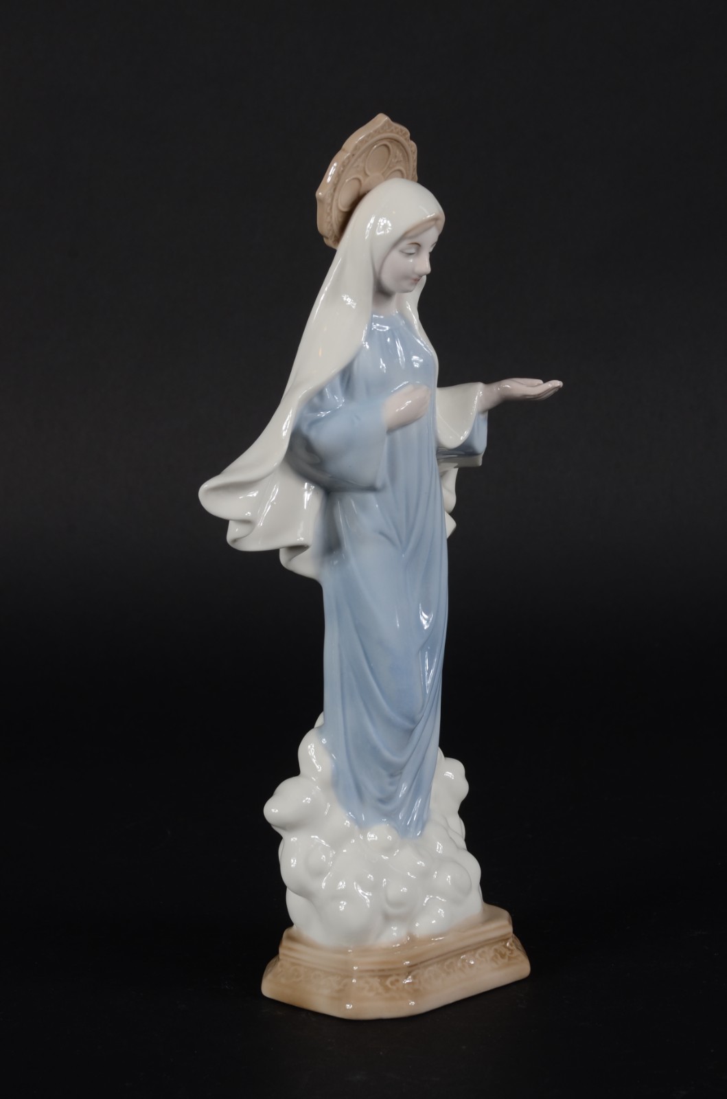Escultura de porcelana policromada representando Nossa Senhora das... - foto 1 de 7