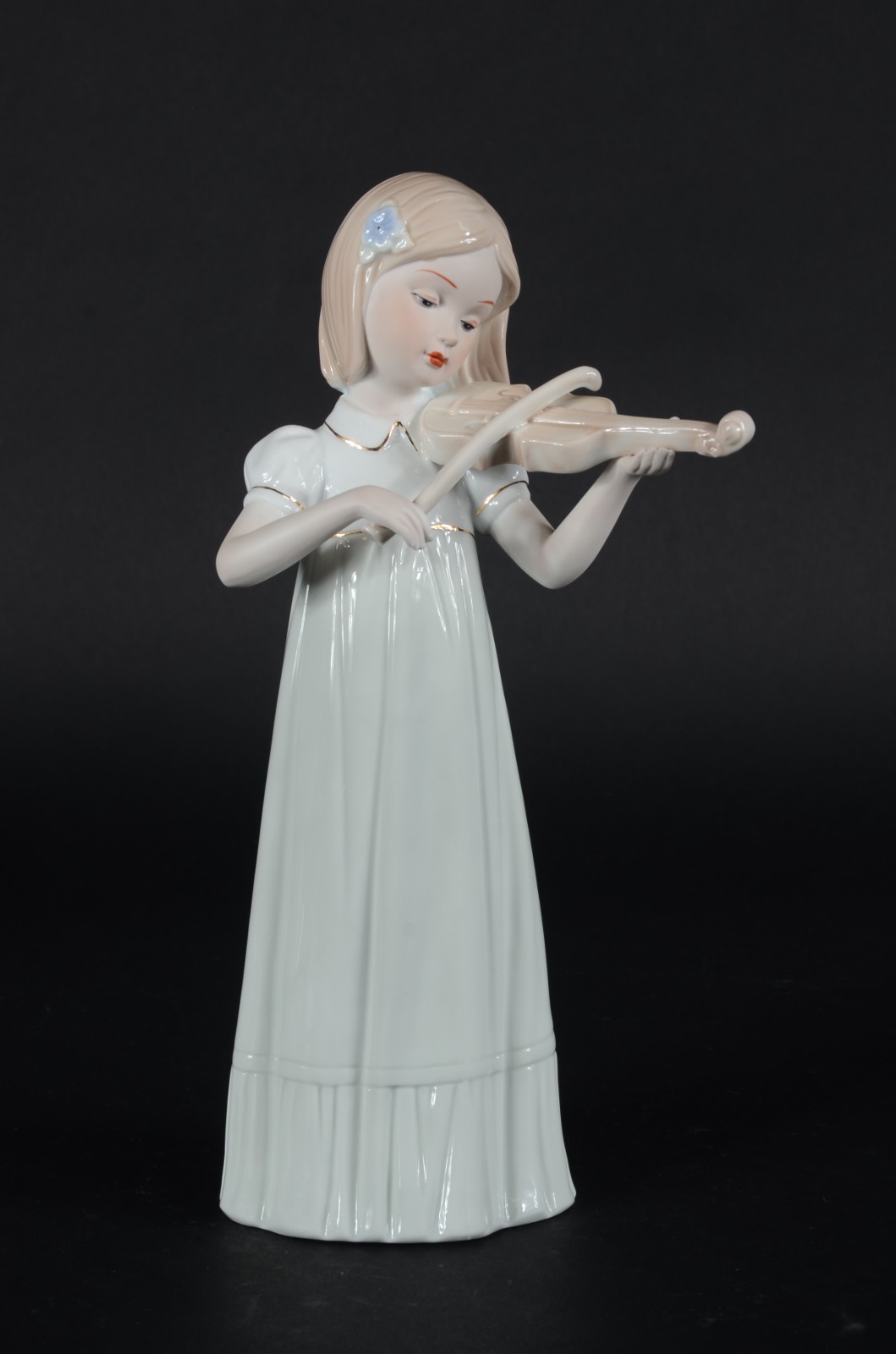 Escultura de porcelana policromada representando menina com violino. - foto 1 de 7