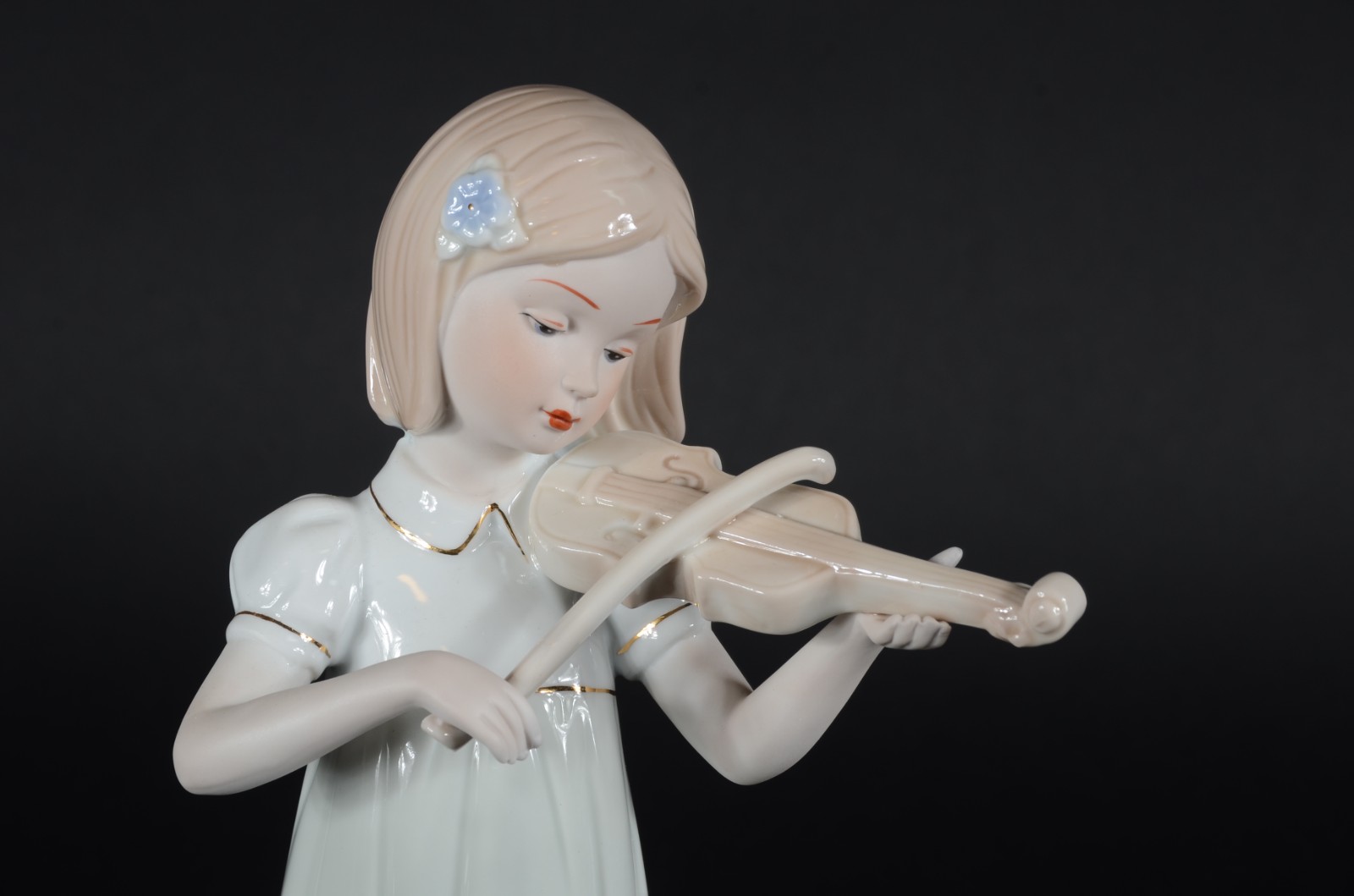 Escultura de porcelana policromada representando menina com violino. - foto 2 de 7