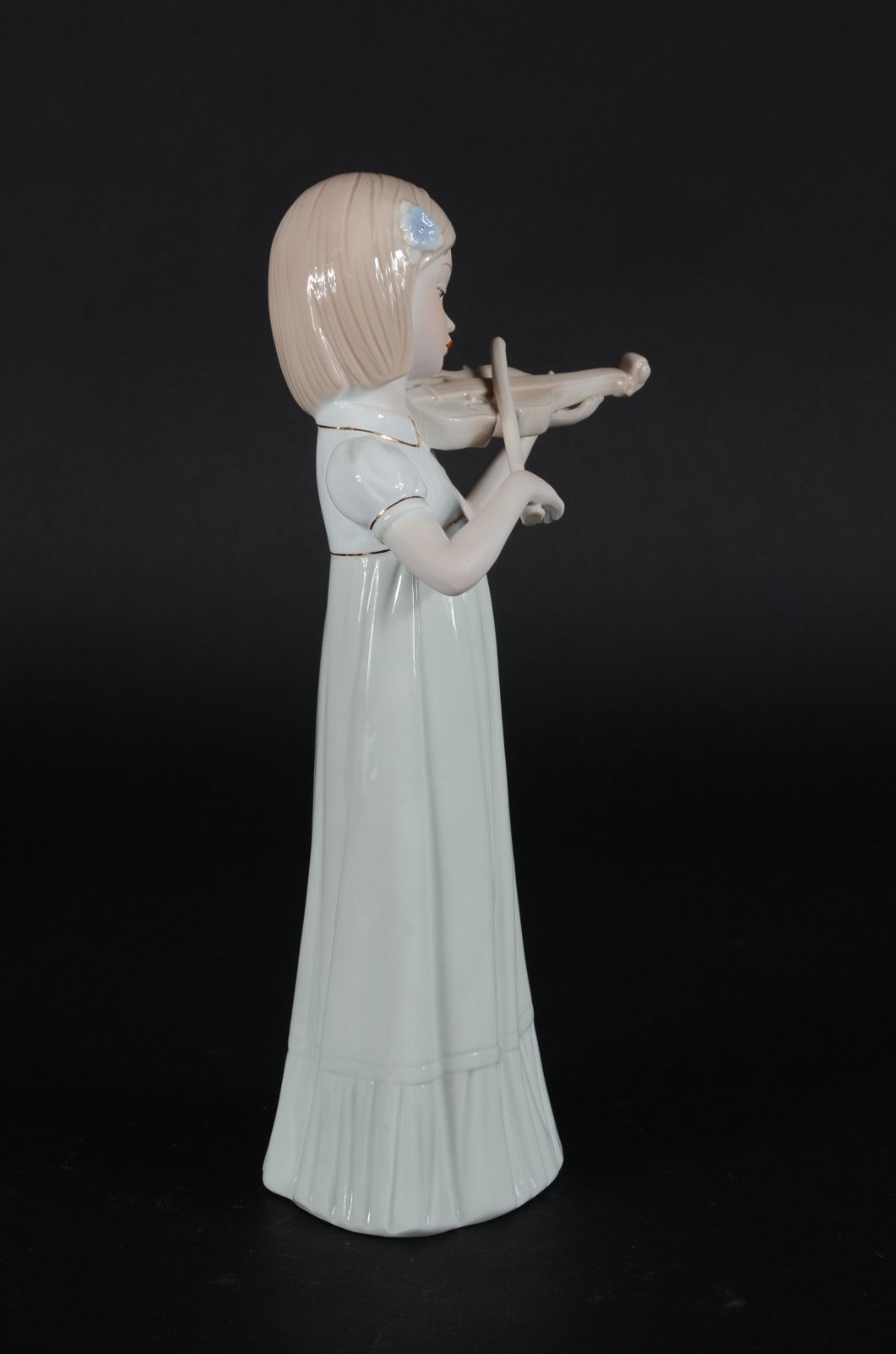 Escultura de porcelana policromada representando menina com violino. - foto 3 de 7