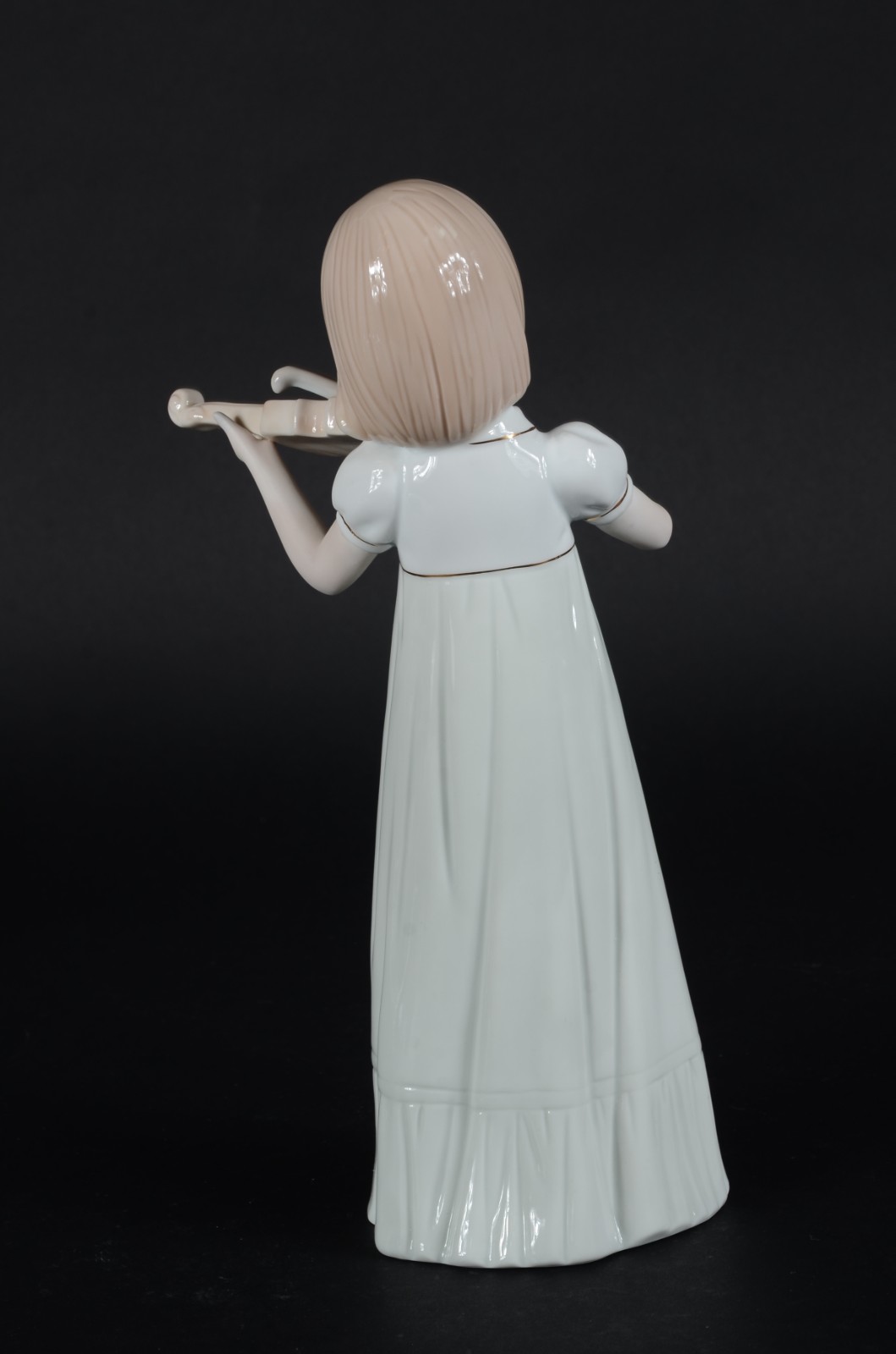 Escultura de porcelana policromada representando menina com violino. - foto 4 de 7