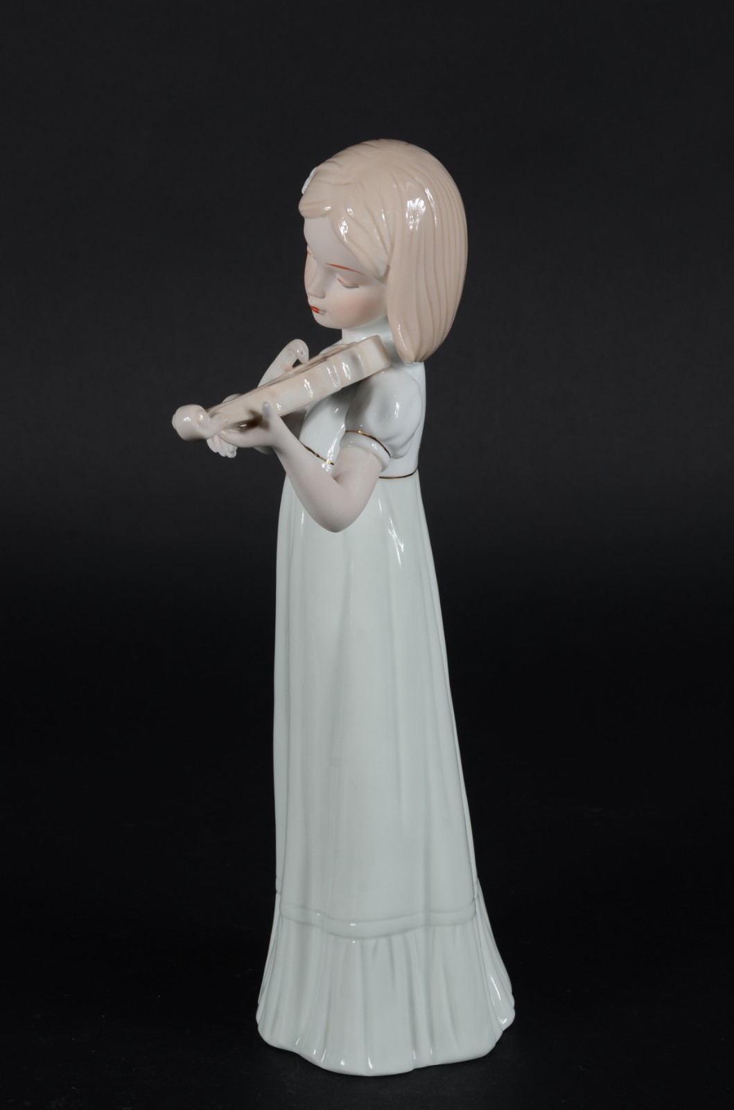 Escultura de porcelana policromada representando menina com violino. - foto 5 de 7