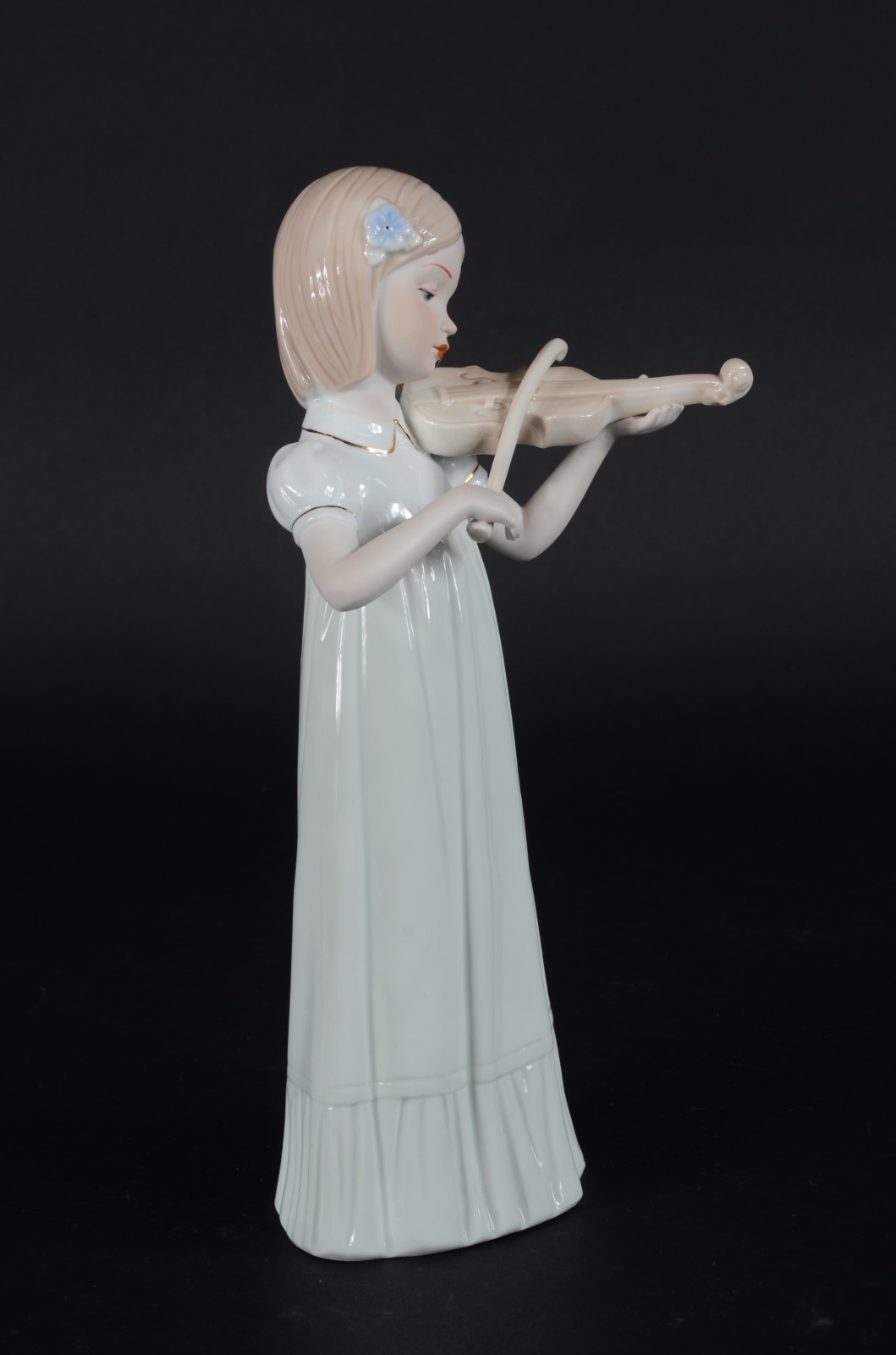 Escultura de porcelana policromada representando menina com violino. - foto 6 de 7