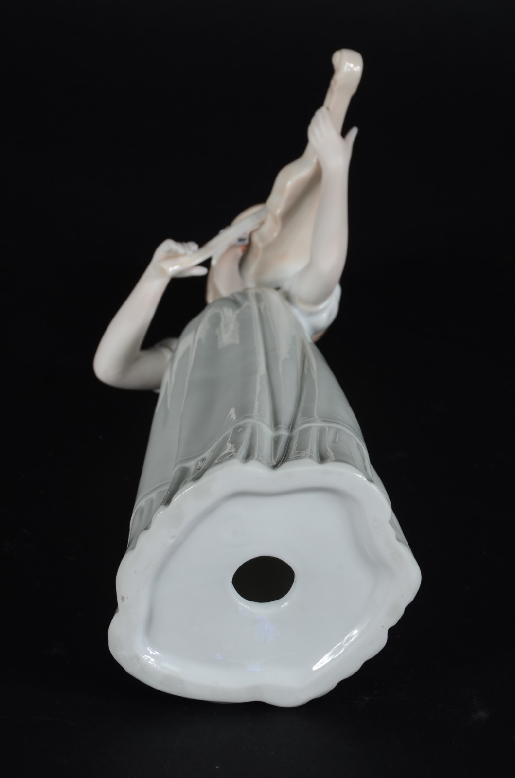 Escultura de porcelana policromada representando menina com violino. - foto 7 de 7