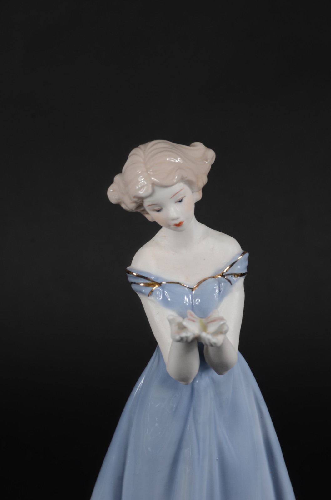 Escultura de porcelana policromada representando dama com borboleta. - foto 4 de 7