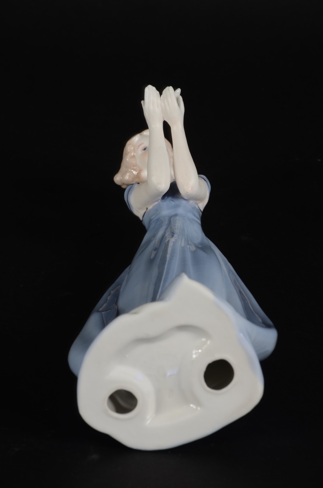 Escultura de porcelana policromada representando dama com borboleta. - foto 7 de 7