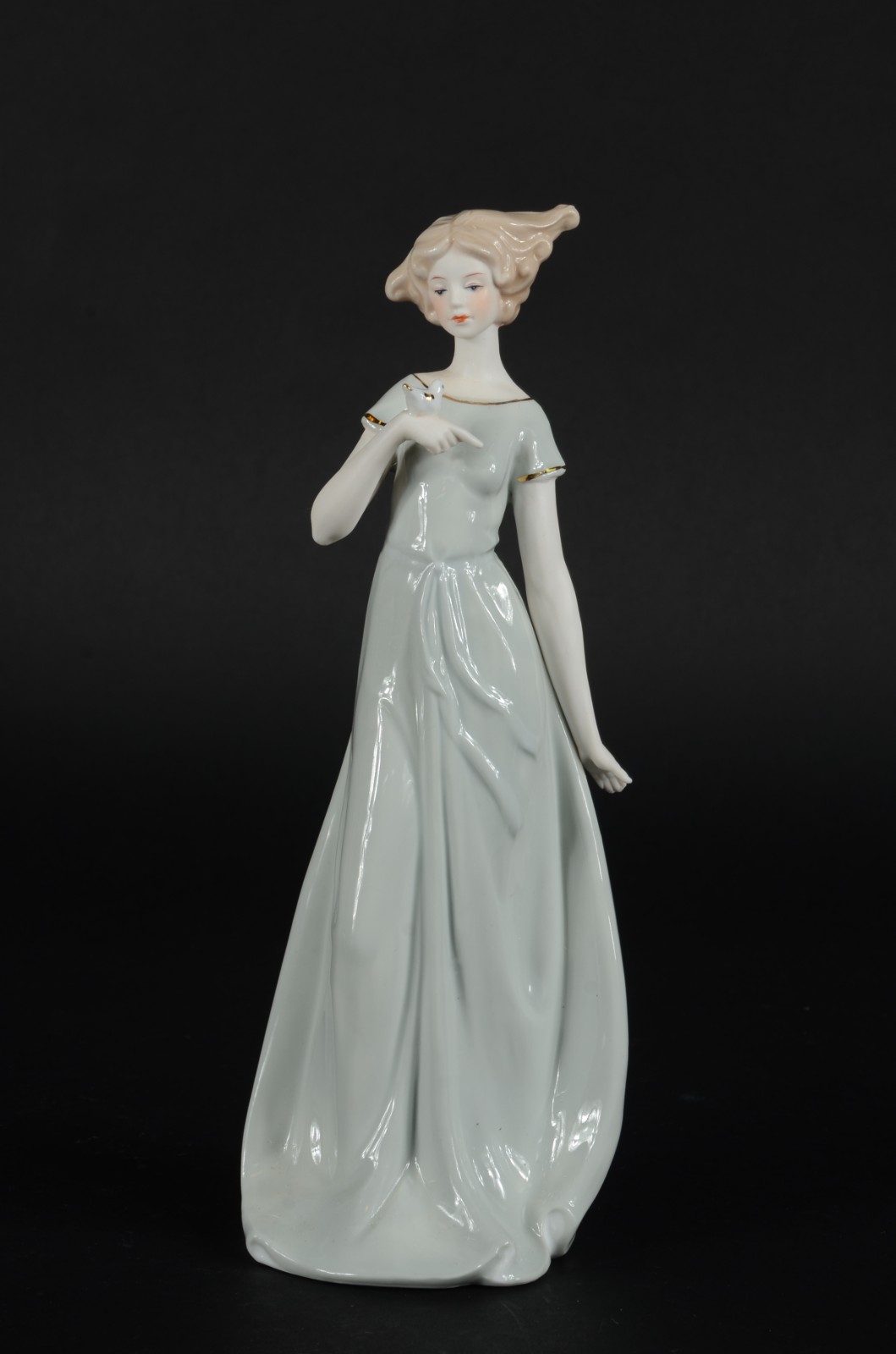 Escultura de porcelana policromada representando dama com pássaro. - foto 1 de 8