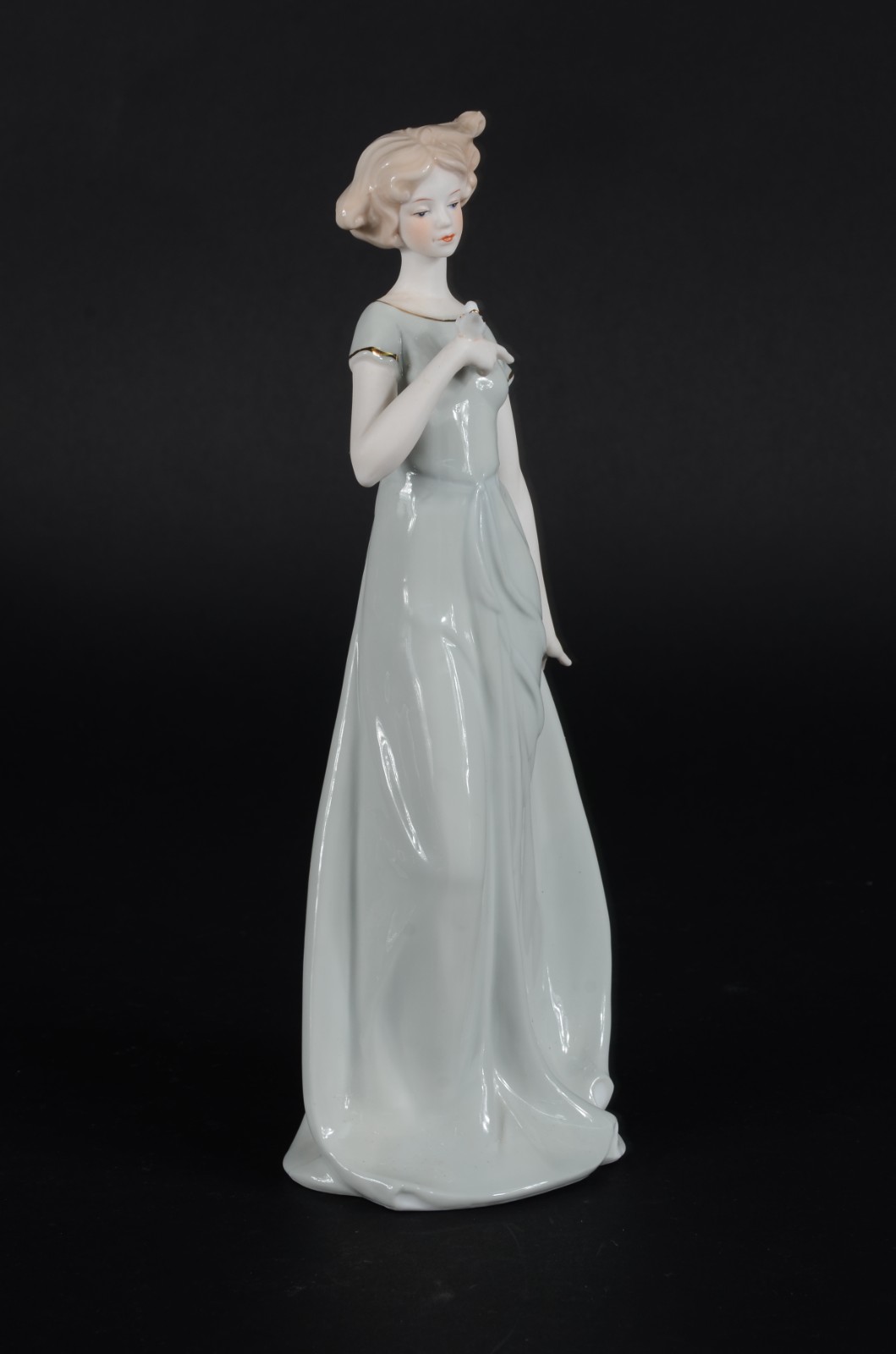 Escultura de porcelana policromada representando dama com pássaro. - foto 2 de 8