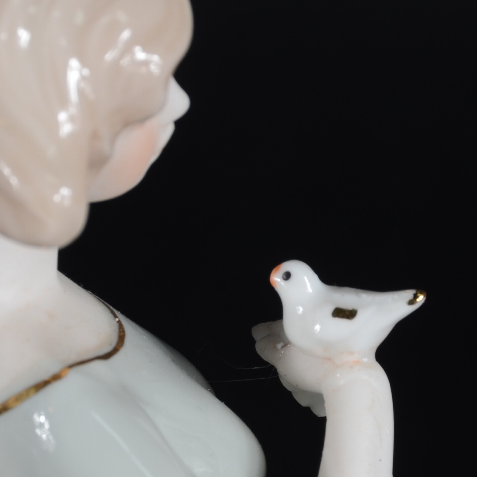 Escultura de porcelana policromada representando dama com pássaro. - foto 3 de 8