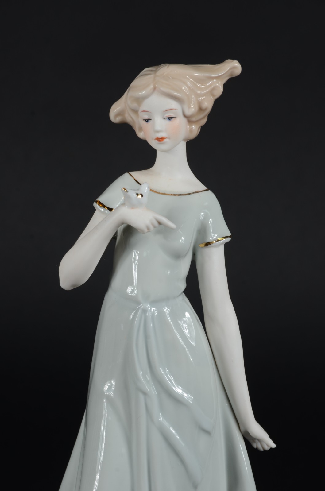 Escultura de porcelana policromada representando dama com pássaro. - foto 4 de 8
