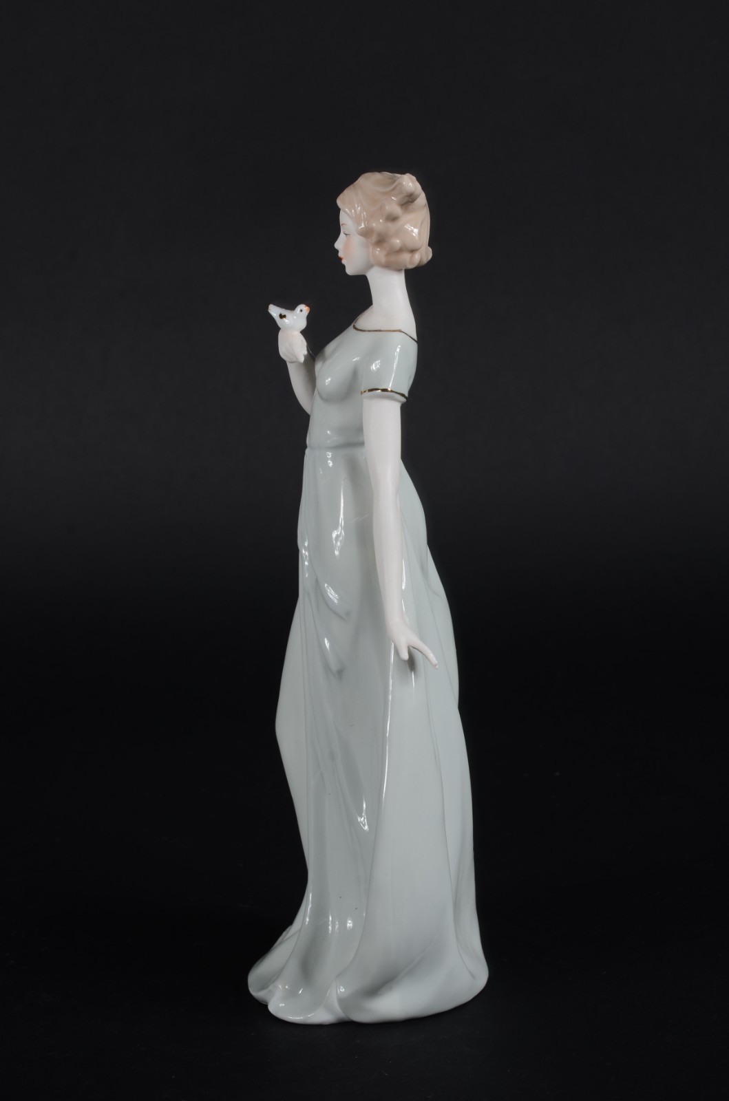 Escultura de porcelana policromada representando dama com pássaro. - foto 5 de 8