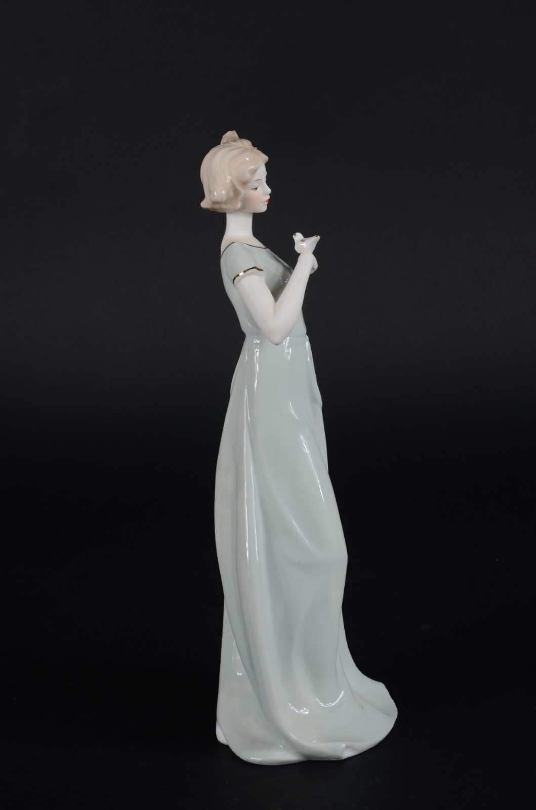 Escultura de porcelana policromada representando dama com pássaro. - foto 6 de 8