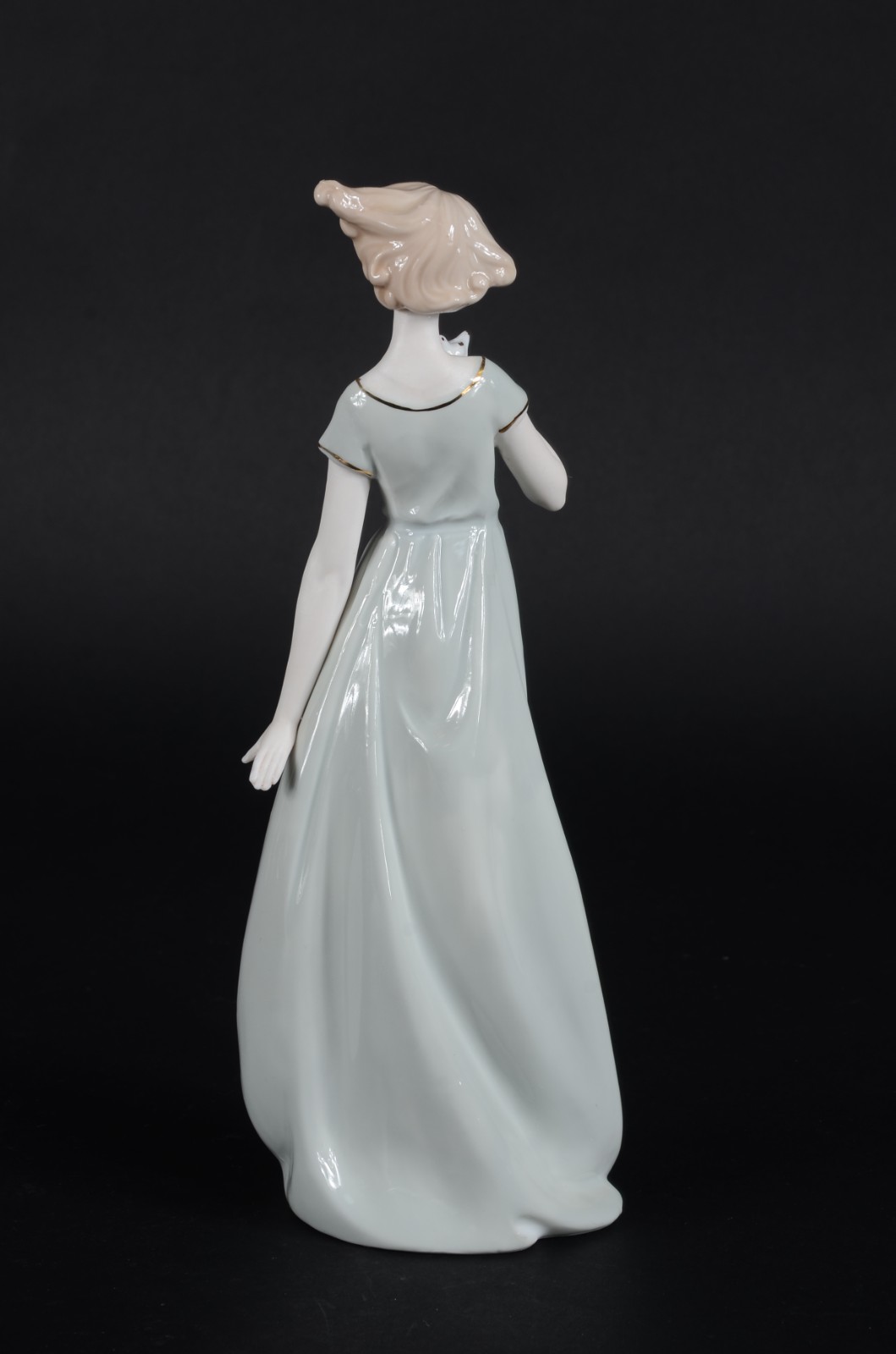 Escultura de porcelana policromada representando dama com pássaro. - foto 7 de 8
