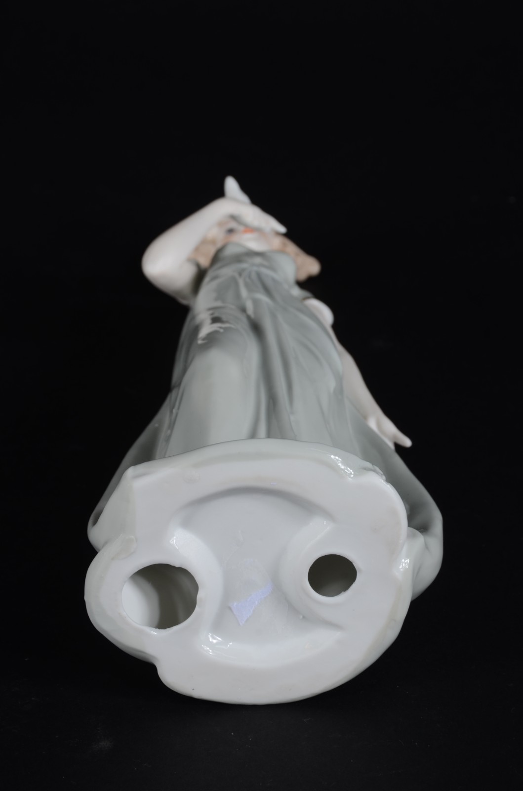 Escultura de porcelana policromada representando dama com pássaro. - foto 8 de 8