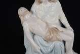 Escultura de porcelana policromada representand... - Escultura de porcelana policromada representando Pietá.