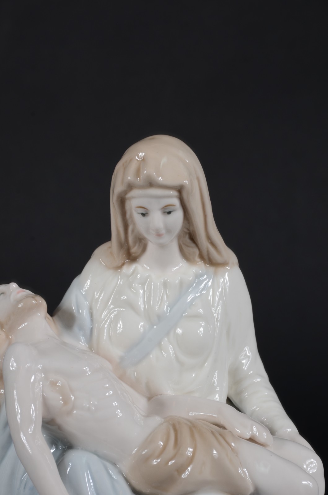 Escultura de porcelana policromada representando Pietá. - foto 3 de 8