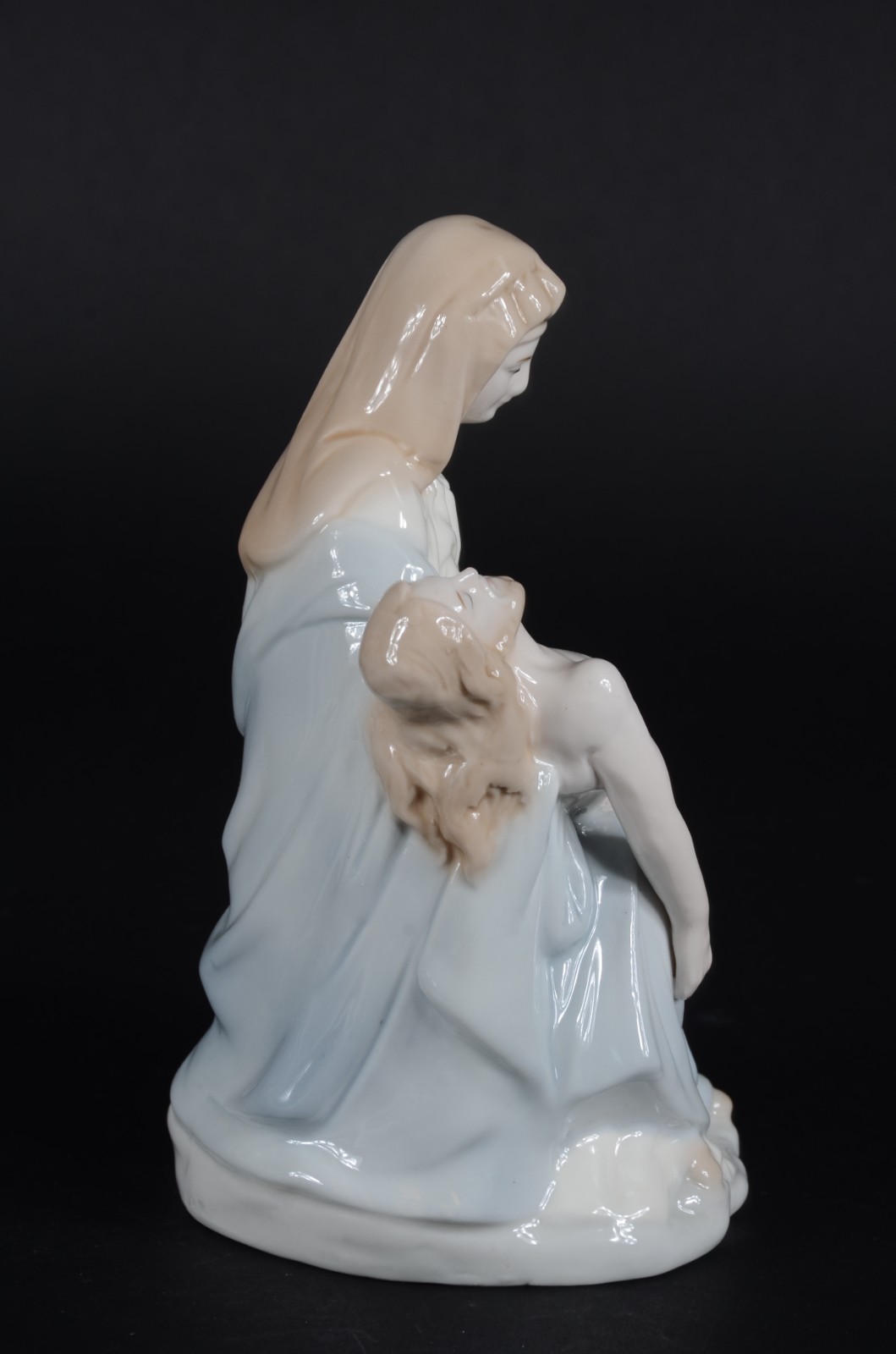 Escultura de porcelana policromada representando Pietá. - foto 4 de 8