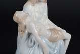 Escultura de porcelana policromada representand... - Escultura de porcelana policromada representando Pietá.