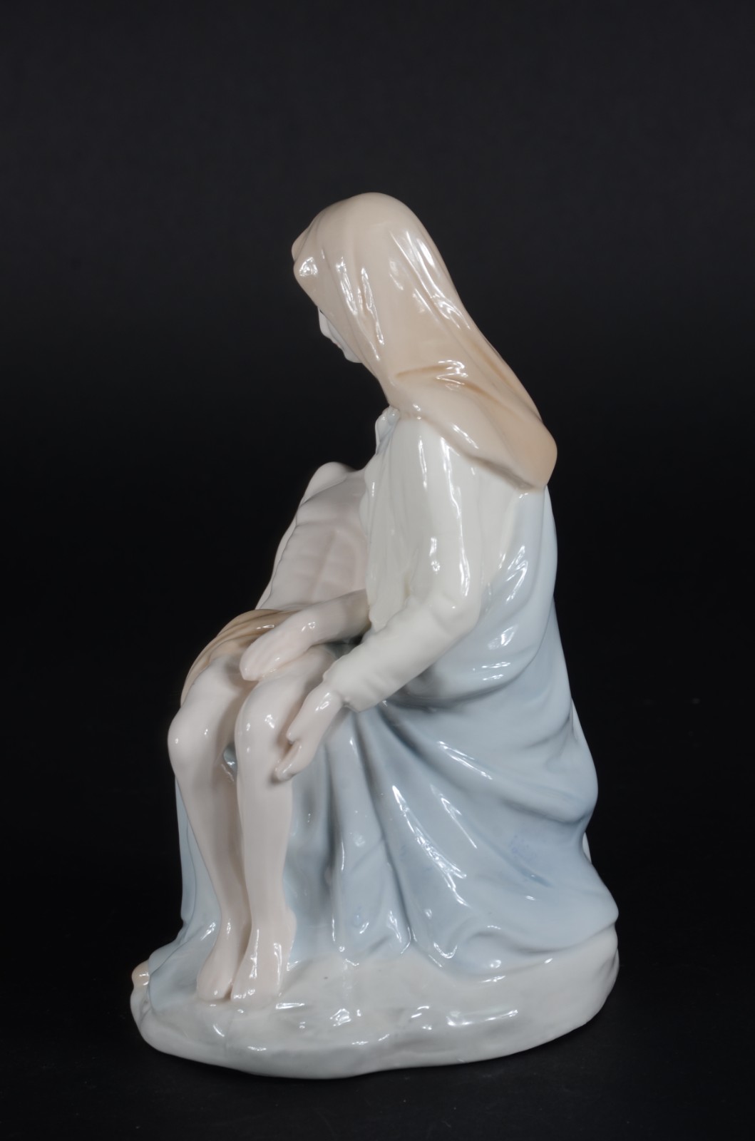 Escultura de porcelana policromada representando Pietá. - foto 7 de 8