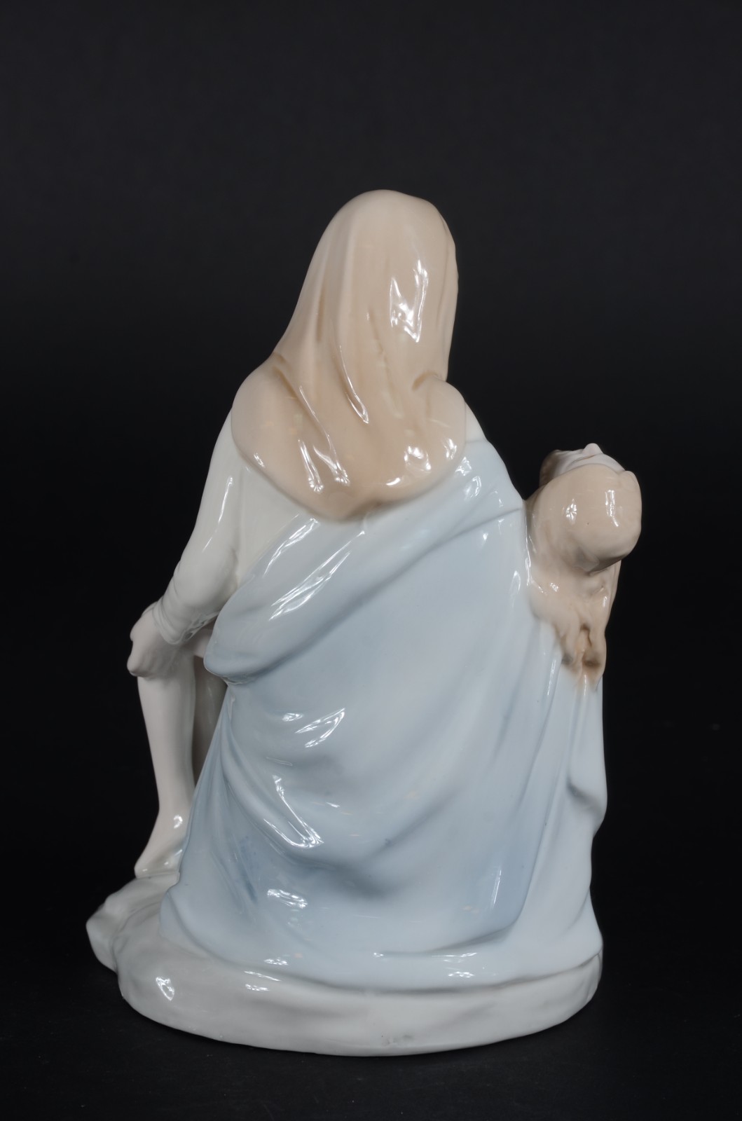 Escultura de porcelana policromada representando Pietá. - foto 8 de 8