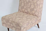 Poltrona estofada e forrada com tecido floral, ... - Poltrona estofada e forrada com tecido floral, pés palito. Anos 50/60. Acompanha capa.