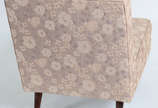 Poltrona estofada e forrada com tecido floral, ... - Poltrona estofada e forrada com tecido floral, pés palito. Anos 50/60. Acompanha capa.