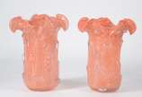 Par de vasos de vidro decorativo na cor laranja... - Par de vasos de vidro decorativo na cor laranja, borda feitio babado com detalhes em relevo.