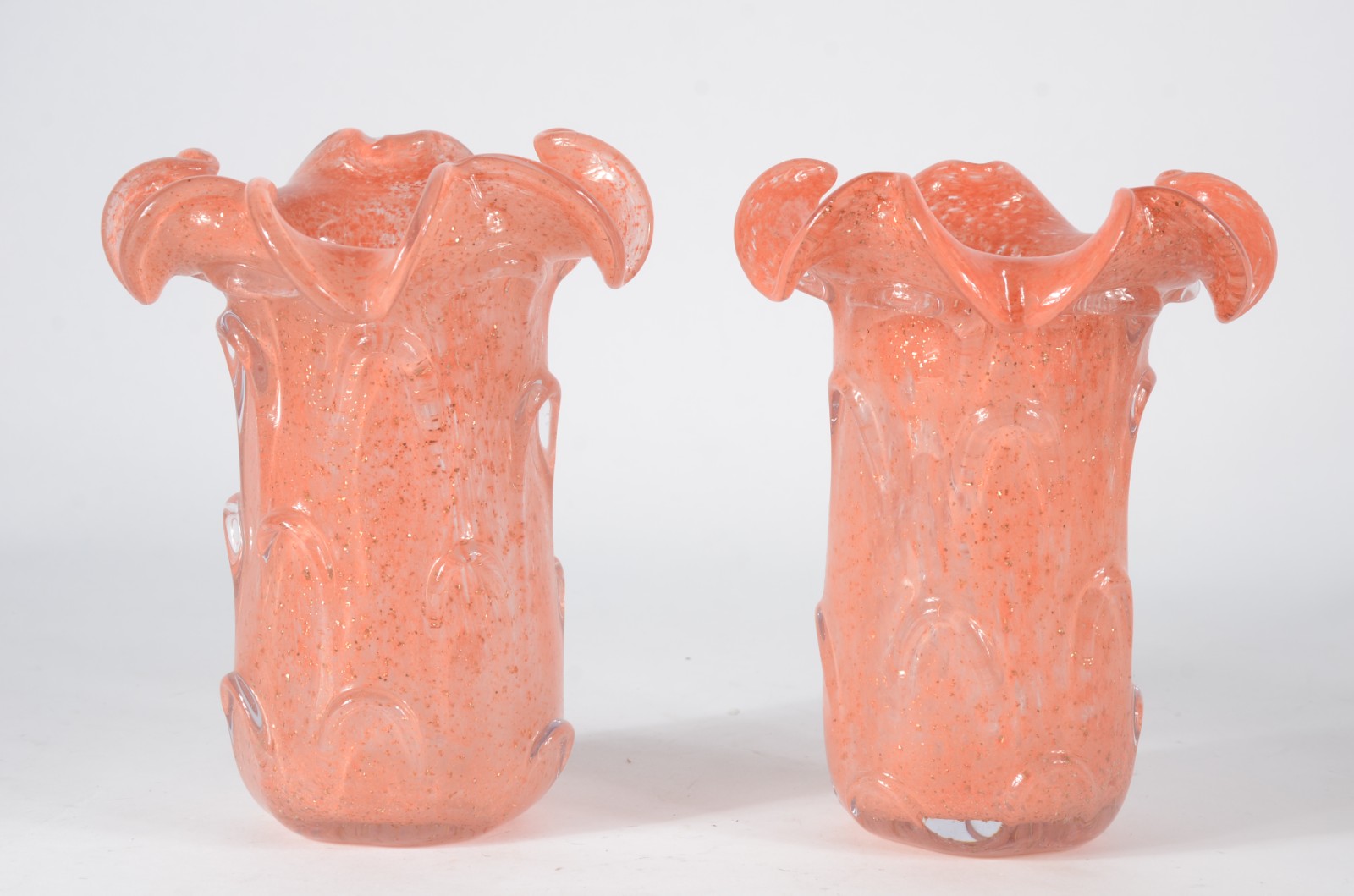 Par de vasos de vidro decorativo na cor laranja, borda feitio babado... - foto 1 de 5