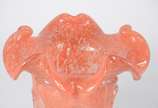 Par de vasos de vidro decorativo na cor laranja... - Par de vasos de vidro decorativo na cor laranja, borda feitio babado com detalhes em relevo.