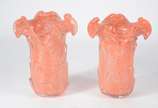 Par de vasos de vidro decorativo na cor laranja... - Par de vasos de vidro decorativo na cor laranja, borda feitio babado com detalhes em relevo.