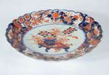 Bowl de porcelana japonesa Imari, decorado com ... - Bowl de porcelana japonesa Imari, decorado com motivos florais, borda recortada em gomos, desenhos no verso. Fio de cabelo.
