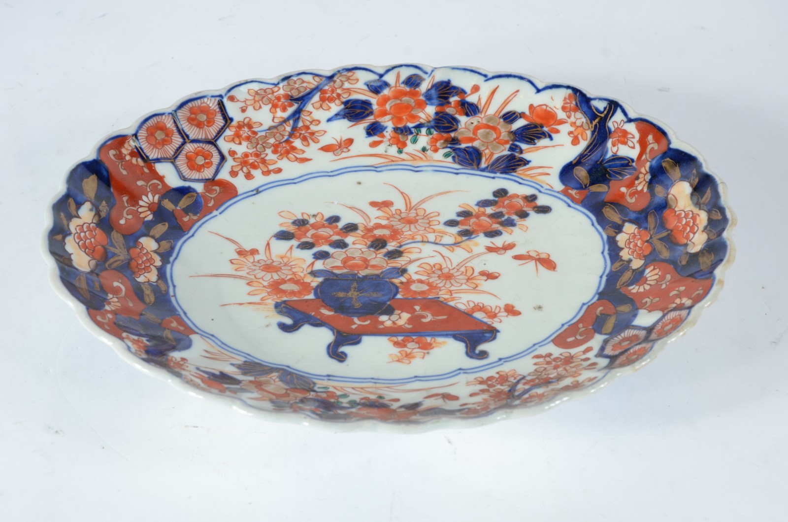 Bowl de porcelana japonesa Imari, decorado com motivos florais, borda... - foto 2 de 5