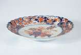 Bowl de porcelana japonesa Imari, decorado com ... - Bowl de porcelana japonesa Imari, decorado com motivos florais, borda recortada em gomos, desenhos no verso. Fio de cabelo.