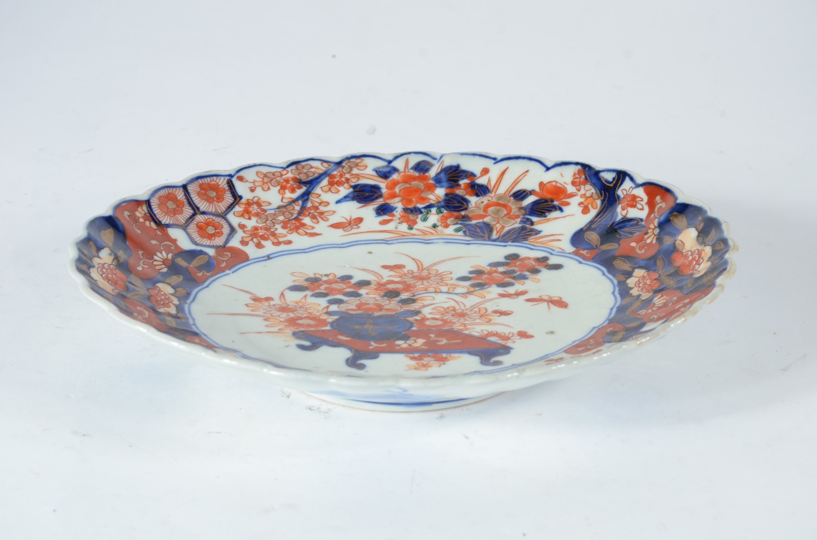 Bowl de porcelana japonesa Imari, decorado com motivos florais, borda... - foto 3 de 5