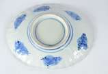 Bowl de porcelana japonesa Imari, decorado com ... - Bowl de porcelana japonesa Imari, decorado com motivos florais, borda recortada em gomos, desenhos no verso. Fio de cabelo.