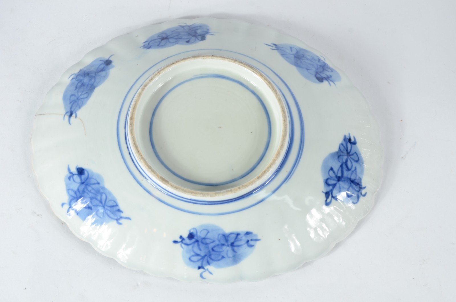 Bowl de porcelana japonesa Imari, decorado com motivos florais, borda... - foto 4 de 5