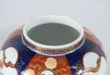 Duas peças de porcelana japonesa "Gold Imari", ... - Duas peças de porcelana japonesa "Gold Imari", pintados a mão, sendo: potiche e bowl com bases de madeira.