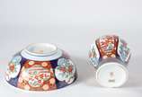 Duas peças de porcelana japonesa "Gold Imari", ... - Duas peças de porcelana japonesa "Gold Imari", pintados a mão, sendo: potiche e bowl com bases de madeira.